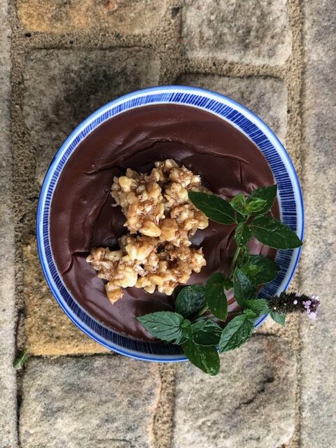 Puding z rostlinného mléka s ořechovou ozdobou