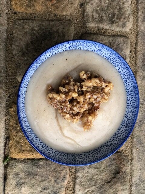 Puding z rostlinného mléka s ořechovou ozdobou