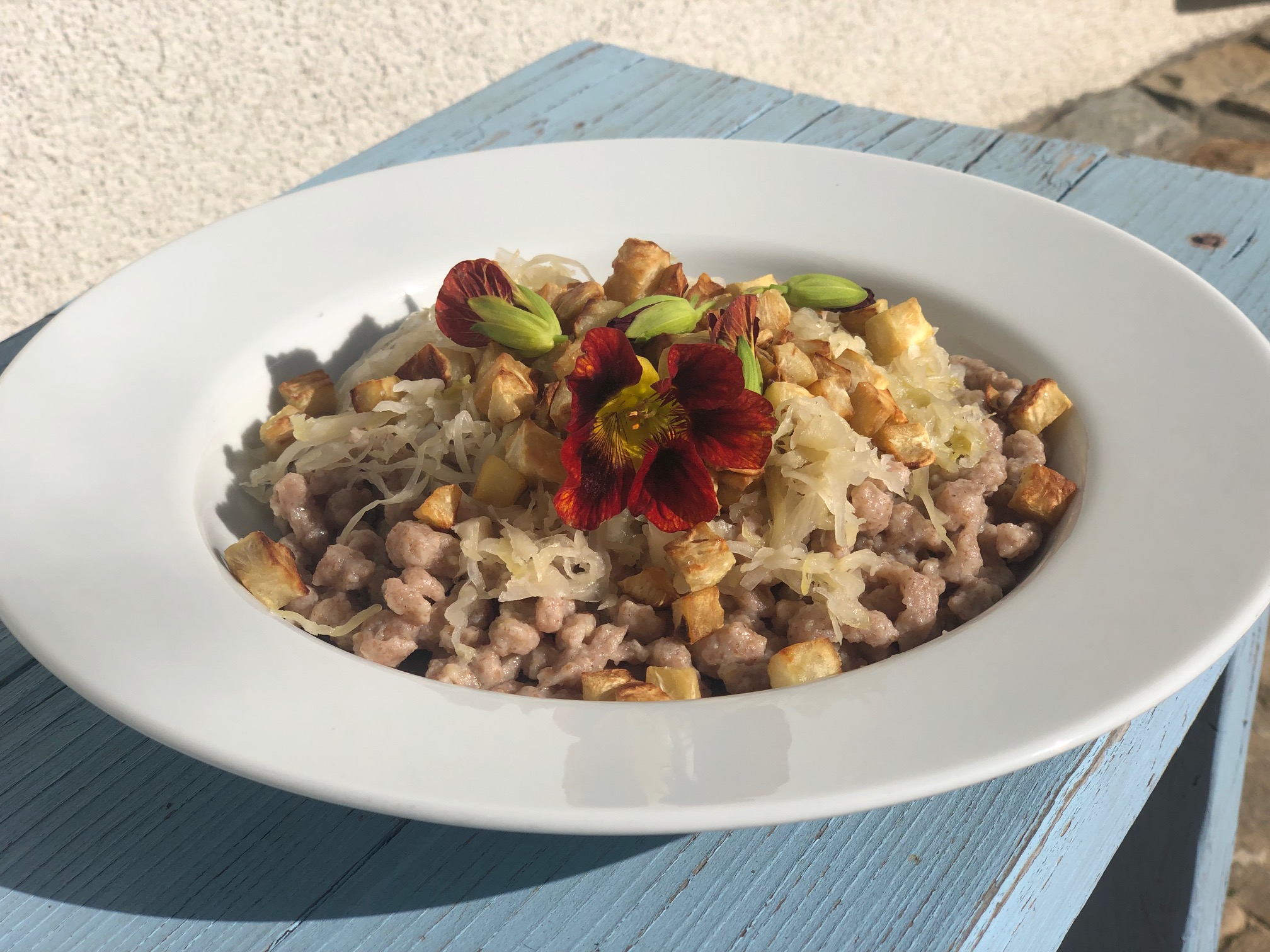 Špaldovo-ořechové halušky s kysaným zelím a celerovým špekem