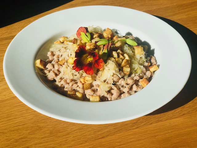 Špaldovo-ořechové halušky s kysaným zelím a celerovým špekem