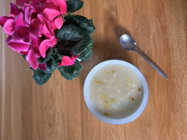 Pórková polévka s mandlovou smetanou